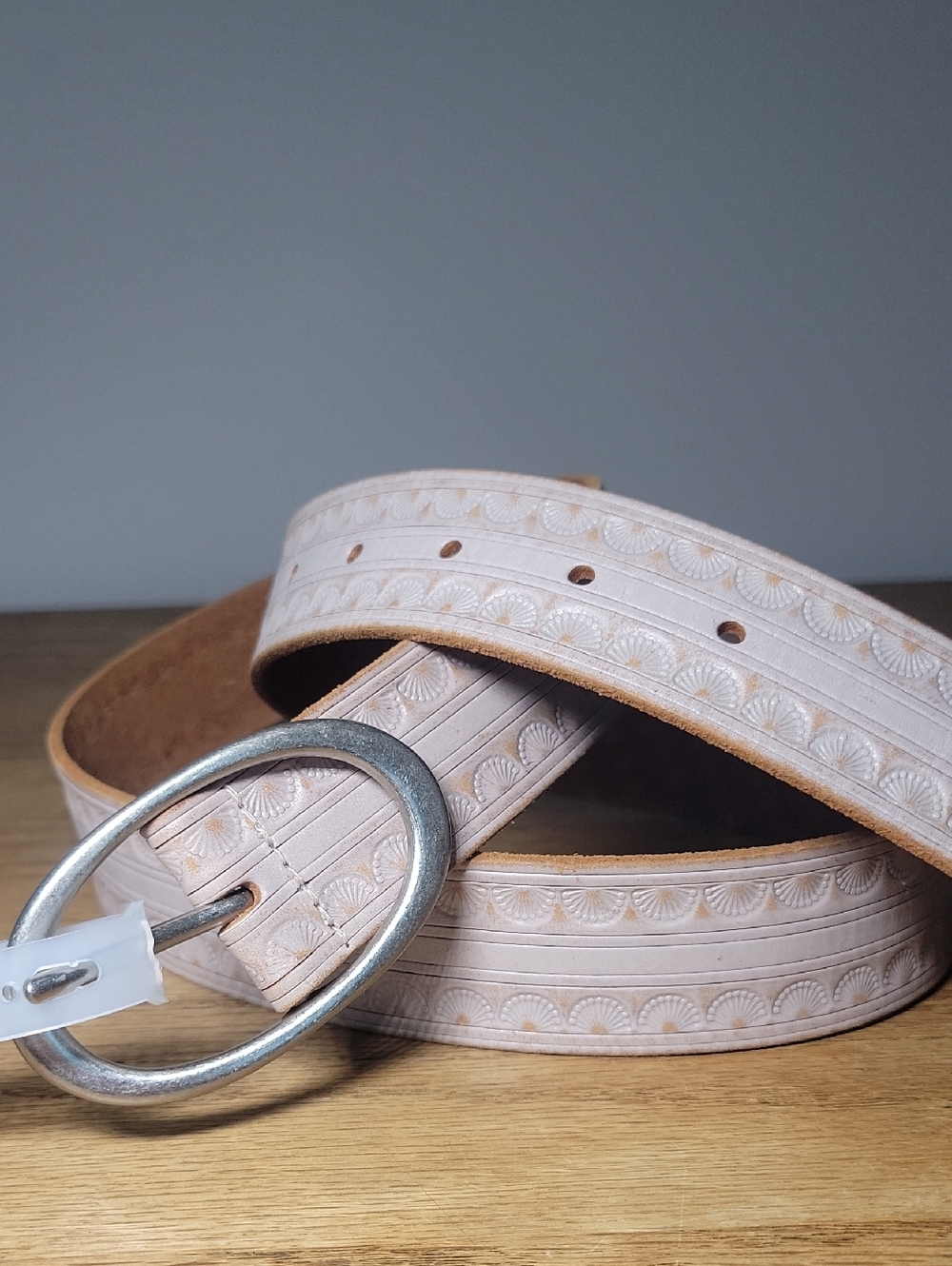 NWT Liz Claiborne 100% Genuine Leather Cream / Whitewash Shells Belt Size Large